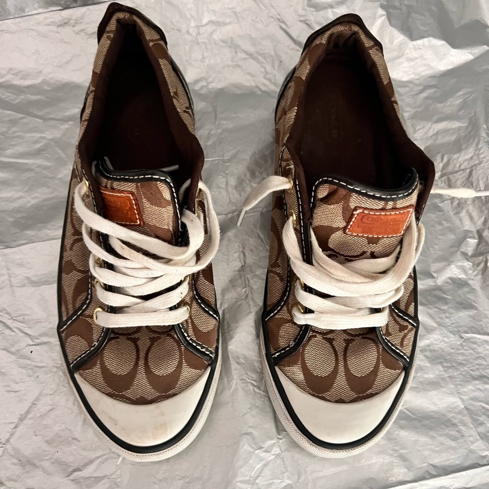 Women Coach 8.5